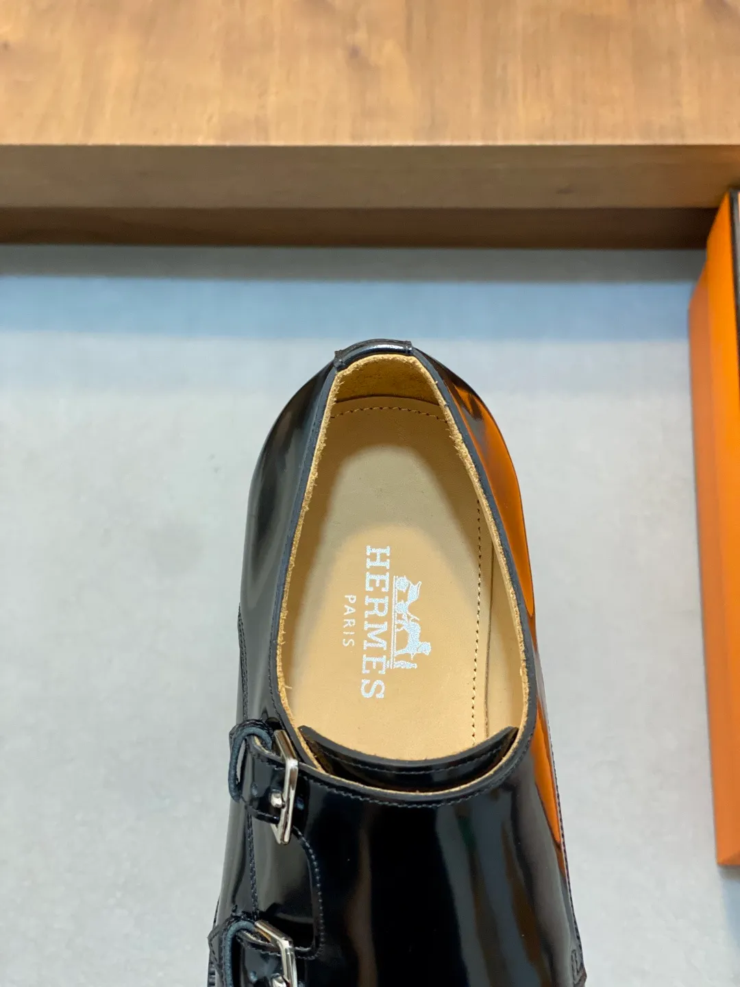 Men's shoes 💰780 HERMES/Hermès GAME slip-on loafers. These loafers are made of matte frosted calfskin. They are equipped with functional Kelly shoe buckles to easily create a fashionable urban style. They are equipped with genuine leather welts and lightweight grooved rubber foam outsole. They have genuine calfskin lining and silk-screen logo feet. They are slip-on design. They are novel and fashionable, with a handsome upper. Comes with a dust bag in the original box! Size: 39-40-41-42-43-44 standard leather shoe size (38/45 can be customized but does not support returns)